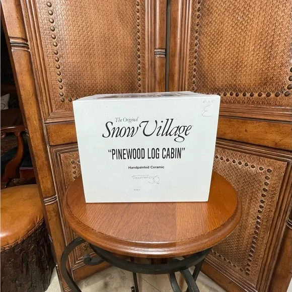 Dept 56 Pinewood Log Cabin. - Picture 6 of 6